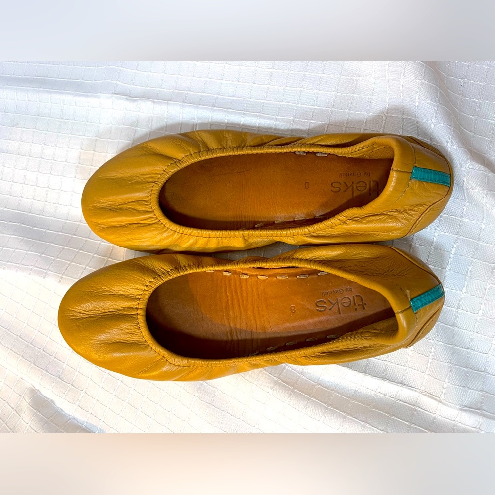 Great condition teiks ballet flats. Worn twice. Size 8